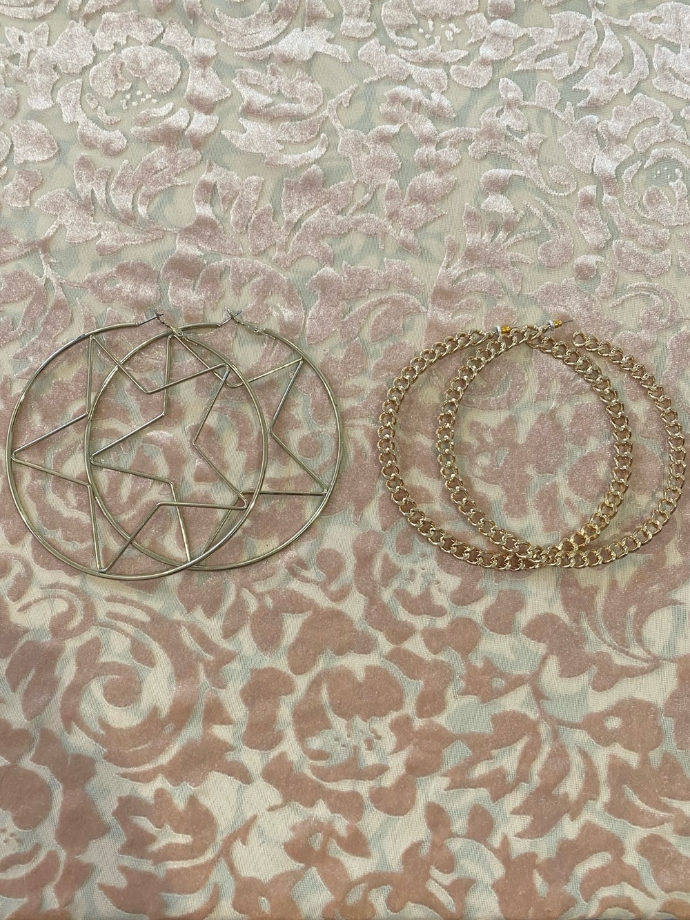 Y2K Set of 2 Earrings - Large Gold Chain Hoops & Large Gold Star Hoops